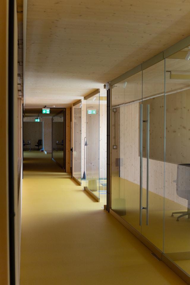 Puerta de aluminio y vidrio instalada por Vitrolux